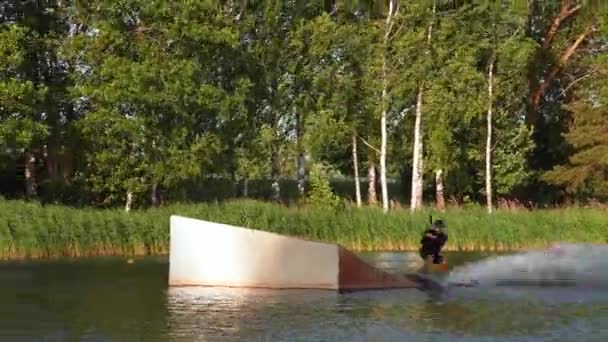 Mladý Muž Wakeboarding Parku Dělat Obtížné Pro Úrovni Wakeboard Triky — Stock video