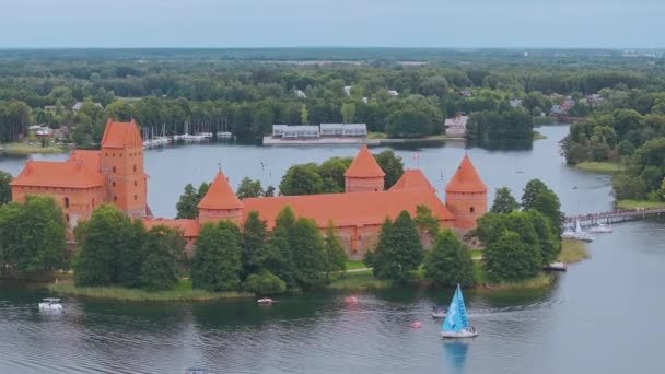 トラカイ城の空中展望 中世のゴシックアイランド城はガルヴ湖にあります 最も美しいリトアニアのランドマークのフラットレイ — ストック動画