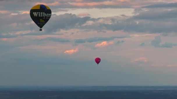 Balões Quente Voando Sobre Floresta Lagos Entardecer Feche Imagem Aérea — Vídeo de Stock