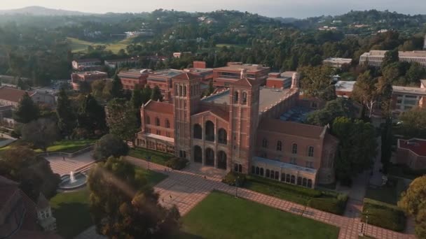 美国加州大学洛杉矶分校校园的空中景观 以罗伊斯大厅为中心舞台 罗曼式建筑 以及金光闪闪的晨光下的威斯特伍德都市背景 — 图库视频影像