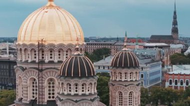Riga şehrinin güzel hava manzarası - Letonya 'nın başkenti. İsa Katedrali - Ünlü Kilise ve Tarihi Yer