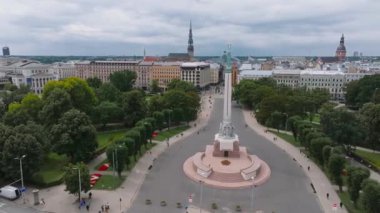 Riga şehrinin güzel hava manzarası - Letonya 'nın başkenti. Özgürlük Anıtı Milda - Letonya 'nın özgürlük sembolü.