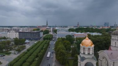 Riga şehrinin güzel hava manzarası - Letonya 'nın başkenti. İsa Katedrali - Ünlü Kilise ve Tarihi Yer
