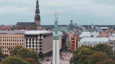 Riga şehrinin güzel hava manzarası - Letonya 'nın başkenti. Özgürlük Anıtı Milda - Letonya 'nın özgürlük sembolü.