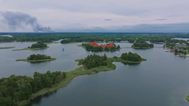 从空中俯瞰特拉凯城堡 中世纪哥特岛城堡 位于加尔夫湖 那是立陶宛最美丽的地标 — 图库视频影像