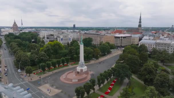 Gyönyörű Légi Kilátás Riga Város Főváros Lettország Szabadság Szobor Milda — Stock videók