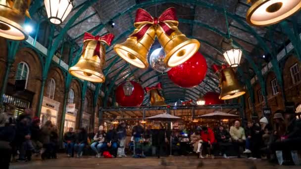 런던에서 크리스마스 런던에서 장식으로 크리스마스 시장을 즐기는 사람들 — 비디오