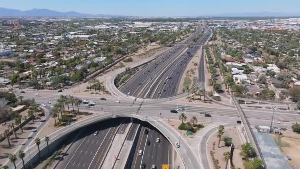 美国凤凰城公路与交叉口的空中景观 阳光充足的成都大都市高架公路和交通要道的架空无人机图像 — 图库视频影像