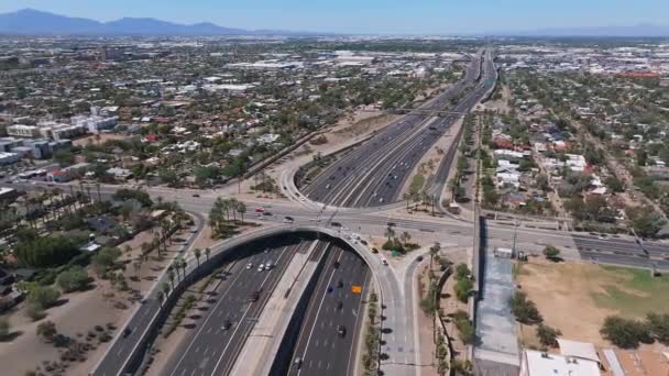 美国凤凰城公路与交叉口的空中景观 阳光充足的成都大都市高架公路和交通要道的架空无人机图像 — 图库视频影像