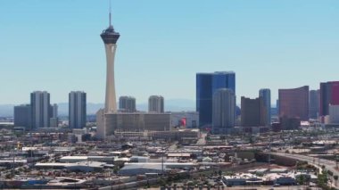 Nevada, ABD 'deki Las Vegas şehrinin hava görüntüsü. Büyük otoyollar, trafik ve Vegas 'ta lüks oteller..