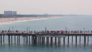 Los Angeles, ABD 'deki güzel Santa Monica iskelesi. Santa Monica İskelesi, Los Angeles 'ta dönme dolabın hava manzarası.