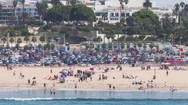 Los Angeles, ABD 'deki güzel Santa Monica iskelesi. Santa Monica İskelesi, Los Angeles 'ta dönme dolabın hava manzarası.