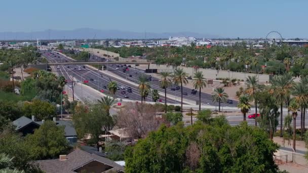 アメリカ合衆国のアリゾナのスカイラインの街並みのフェニックス市 米国の夏の日にフェニックス アリゾナのダウンタウンのトップビュー — ストック動画