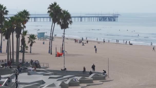 美国加利福尼亚 日落时威尼斯海滩滑板公园的空中景观 美丽的威尼斯海滩氛围 洛杉矶的滑冰选手 — 图库视频影像