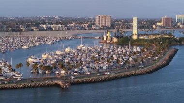 Long Beach kıyı şeridi, liman, ufuk çizgisi ve Long Beach 'teki Palm Trees' li Marina 'nın panoramik manzarası. Güzel Los Angeles.