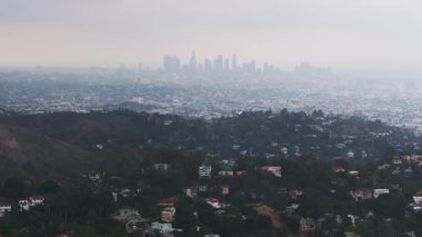 Sisli bir günde Los Angeles şehrinin silueti. LA, ABD şehir merkezinin panoramik manzarası.