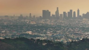 Sisli bir günde Los Angeles şehrinin silueti. LA, ABD şehir merkezinin panoramik manzarası.