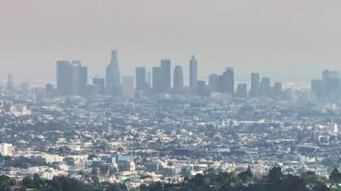 Sisli bir günde Los Angeles şehrinin silueti. LA, ABD şehir merkezinin panoramik manzarası.