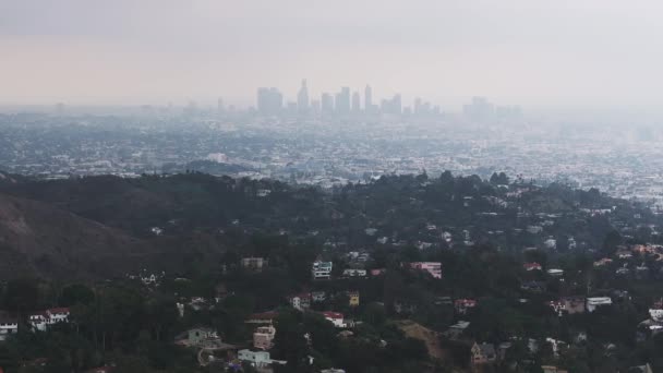 在一个多雾的日子里 洛杉矶的天际线 美国洛杉矶市中心的全景景观 — 图库视频影像