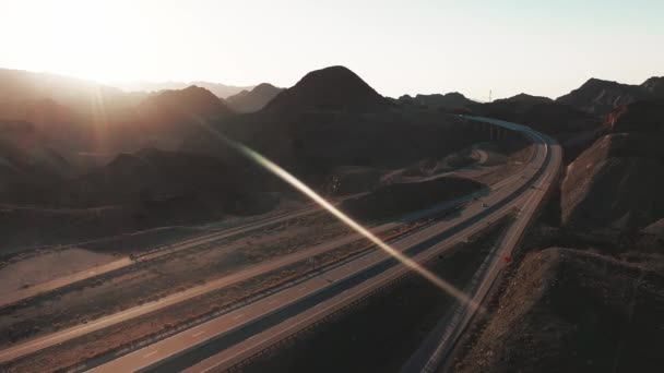 美国亚利桑那州大理石峡谷Vermilion悬崖国家纪念碑附近彩色岩石纹理附近的一条公路的空中景观 — 图库视频影像
