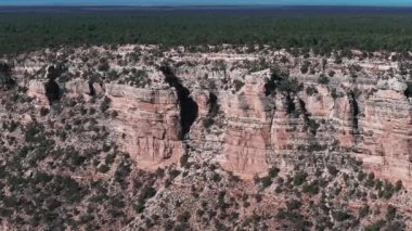 Büyük Kanyon hava sahnesi. Grand Canyon Ulusal Parkı 'ndaki güzel doğa manzaralı bir panorama. Grand Canyon Ulusal Parkı 'nın Güney Rim' i. Arizona, Büyük Kanyon Manzarası.