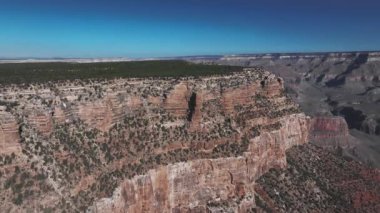 Büyük Kanyon hava sahnesi. Grand Canyon Ulusal Parkı 'ndaki güzel doğa manzaralı bir panorama. Grand Canyon Ulusal Parkı 'nın Güney Rim' i. Arizona, Büyük Kanyon Manzarası.