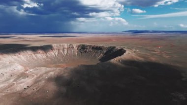 Arizona 'daki Meteor Krateri Doğal Kent Simgesi' nin hava görüntüsü. Göktaşı krateri, uzaydan. Bu görüntünün elementleri NASA tarafından döşenmiştir. Yüksek kalite fotoğraf