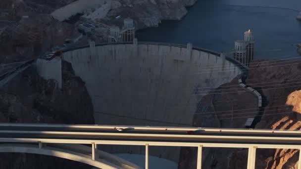 コロラド川のフーバーダムは上から夜明けにネバダ州とアリゾナ州を襲った フーバーダムとコロラド川橋の空中観測 — ストック動画