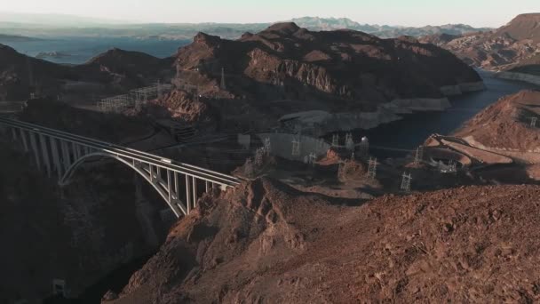 コロラド川のフーバーダムは上から夜明けにネバダ州とアリゾナ州を襲った フーバーダムとコロラド川橋の空中観測 — ストック動画