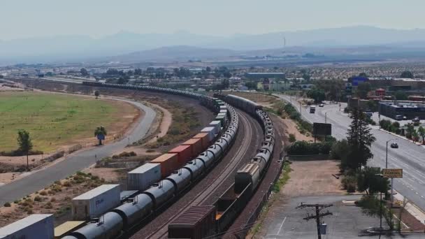 火车通过美国加利福尼亚州和内华达州 从空中俯瞰美国的火车物流 货运和客运列车 — 图库视频影像