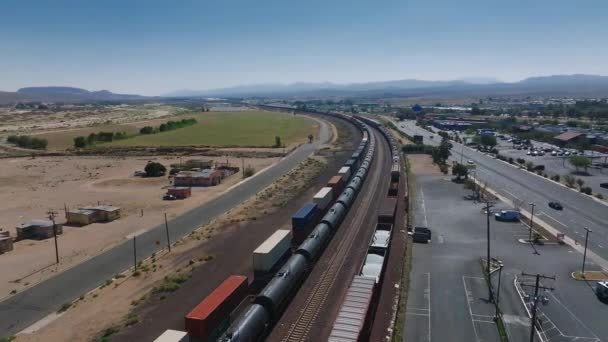 火车通过美国加利福尼亚州和内华达州 从空中俯瞰美国的火车物流 货运和客运列车 — 图库视频影像