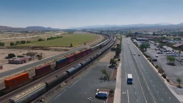 Tåg Rör Sig Genom Usa Kalifornien Och Nevada Stater Flygfoto — Stockvideo