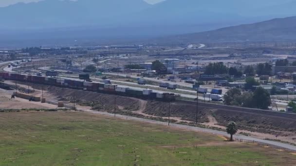 Vlak Jede Přes Usa Kalifornie Nevada Států Letecký Pohled Logistiku — Stock video
