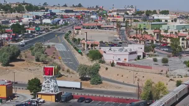 カリフォルニア州のバーストウ市の空中視界 66カウボーイタウン 古典的なレストラン 砂漠の真ん中に狭い通りを持つ小さな町 — ストック動画