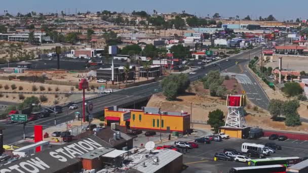 カリフォルニア州のバーストウ市の空中視界 66カウボーイタウン 古典的なレストラン 砂漠の真ん中に狭い通りを持つ小さな町 — ストック動画