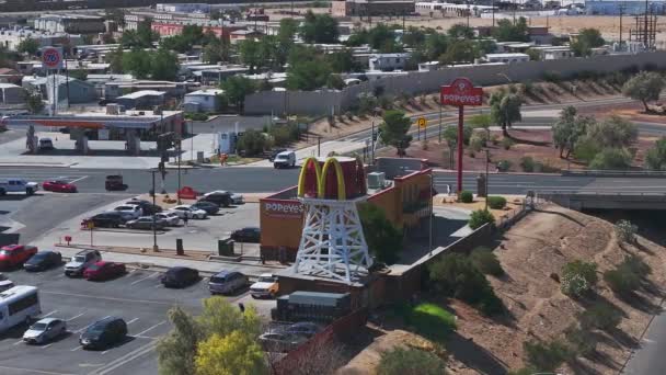 캘리포니아의 Barstow 도시의 66번 카우보이 한가운데에 고전적인 레스토랑 기차역 거리와 — 비디오