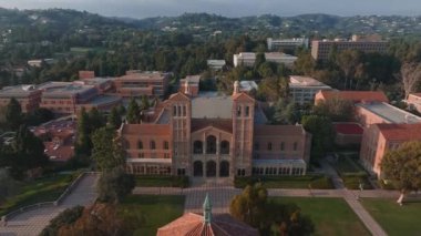 UCLA kampüsünün havadan görünüşü altın ışıkla yıkandı, Roma Uyanışı ve yemyeşil ortamda Gotik mimari sergilenirken, Royce Hall merkezde sergilendi..