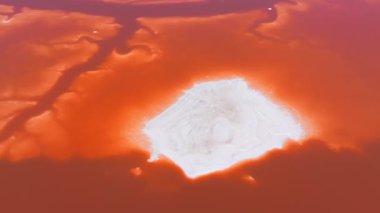 Alviso Marina Şehir Parkı 'nda pembe tuz göletleri, Don Edwards San Francisco Körfezi Ulusal Vahşi Yaşam Sığınağı' na açılan kapı. Pembe gölün havadan görünüşü.