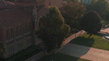UCLA kampüsünün havadan görünüşü altın ışıkla yıkandı, Roma Uyanışı ve yemyeşil ortamda Gotik mimari sergilenirken, Royce Hall merkezde sergilendi..
