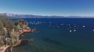 Kaliforniya, ABD 'den Tahoe Gölü' nün güzel hava manzarası. Vahşi ormanlar, temiz hava ve Kaliforniya 'nın dağları.