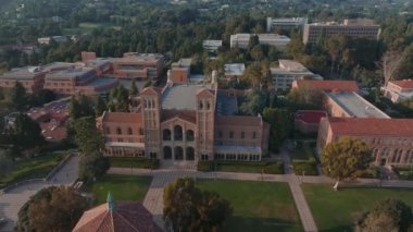 UCLA kampüsünün havadan görünüşü altın ışıkla yıkandı, Roma Uyanışı ve yemyeşil ortamda Gotik mimari sergilenirken, Royce Hall merkezde sergilendi..