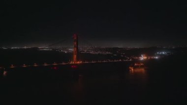 San Francisco, ABD 'deki Golden Gate köprüsünün hava gece görüntüsü..