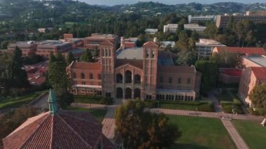 UCLA kampüsünün havadan görünüşü altın ışıkla yıkandı, Roma Uyanışı ve yemyeşil ortamda Gotik mimari sergilenirken, Royce Hall merkezde sergilendi..