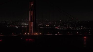 San Francisco, ABD 'deki Golden Gate köprüsünün hava gece görüntüsü..