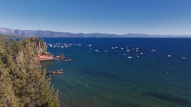 Kaliforniya, ABD 'den Tahoe Gölü' nün güzel hava manzarası. Vahşi ormanlar, temiz hava ve Kaliforniya 'nın dağları.