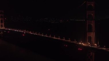 San Francisco, ABD 'deki Golden Gate köprüsünün hava gece görüntüsü..