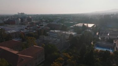UCLA kampüsünün havadan görünüşü altın ışıkla yıkandı, Roma Uyanışı ve yemyeşil ortamda Gotik mimari sergilenirken, Royce Hall merkezde sergilendi..