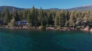 Kaliforniya, ABD 'den Tahoe Gölü' nün güzel hava manzarası. Vahşi ormanlar, temiz hava ve Kaliforniya 'nın dağları.
