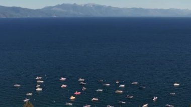 Kaliforniya, ABD 'den Tahoe Gölü' nün güzel hava manzarası. Vahşi ormanlar, temiz hava ve Kaliforniya 'nın dağları.