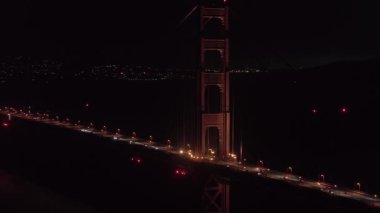 San Francisco, ABD 'deki Golden Gate köprüsünün hava gece görüntüsü..